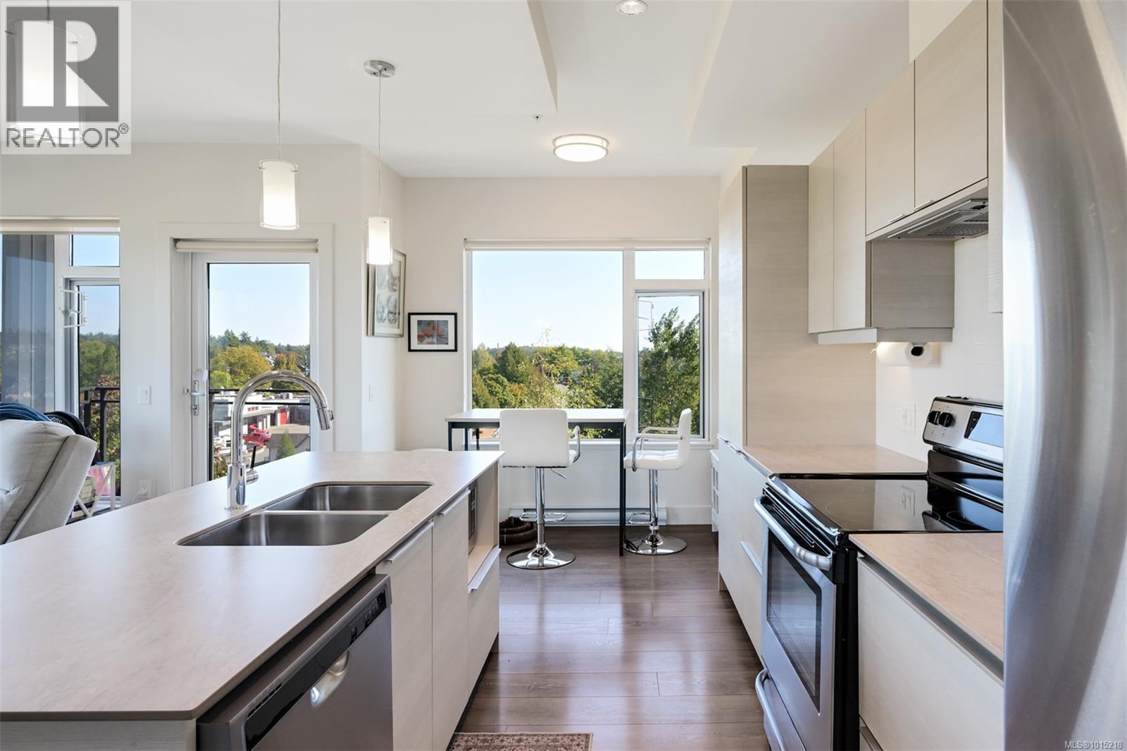 407 3815 Rowland Avenue, Saanich