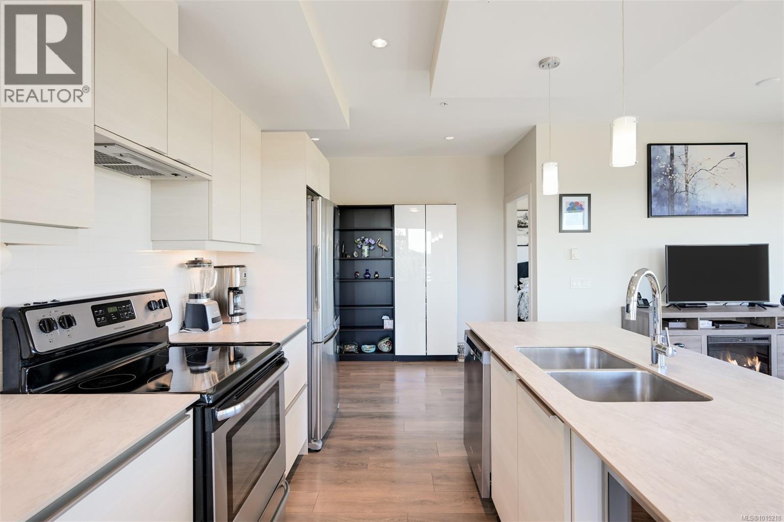 407 3815 Rowland Avenue, Saanich