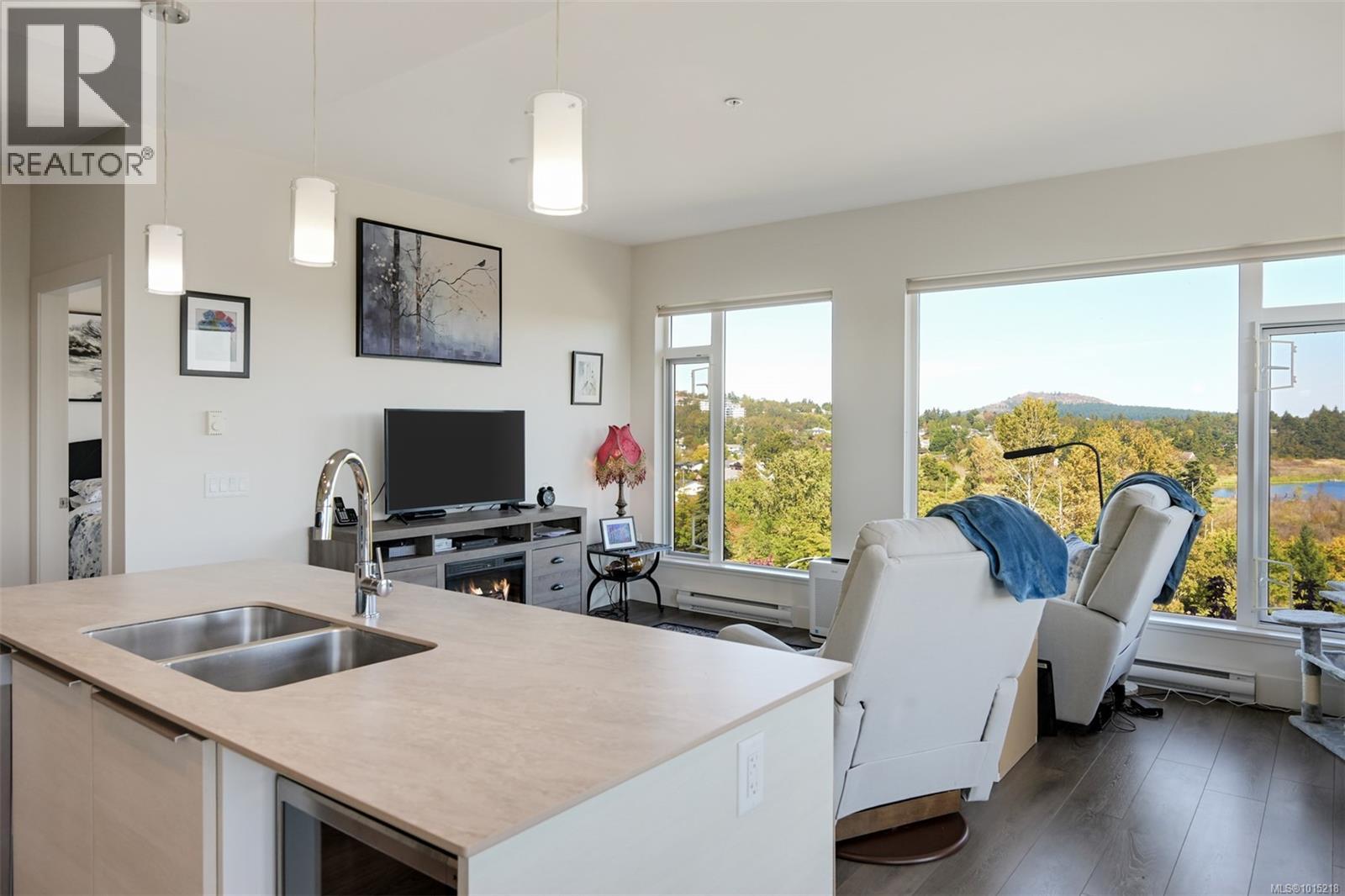 407 3815 Rowland Avenue, Saanich