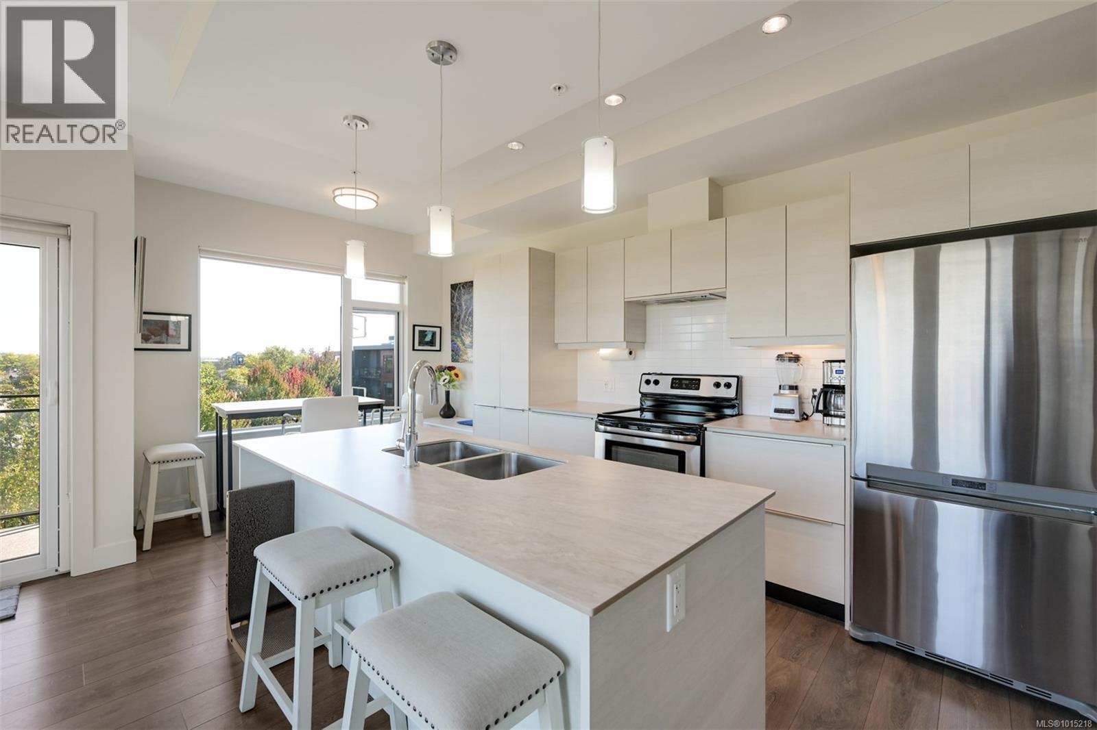 407 3815 Rowland Avenue, Saanich