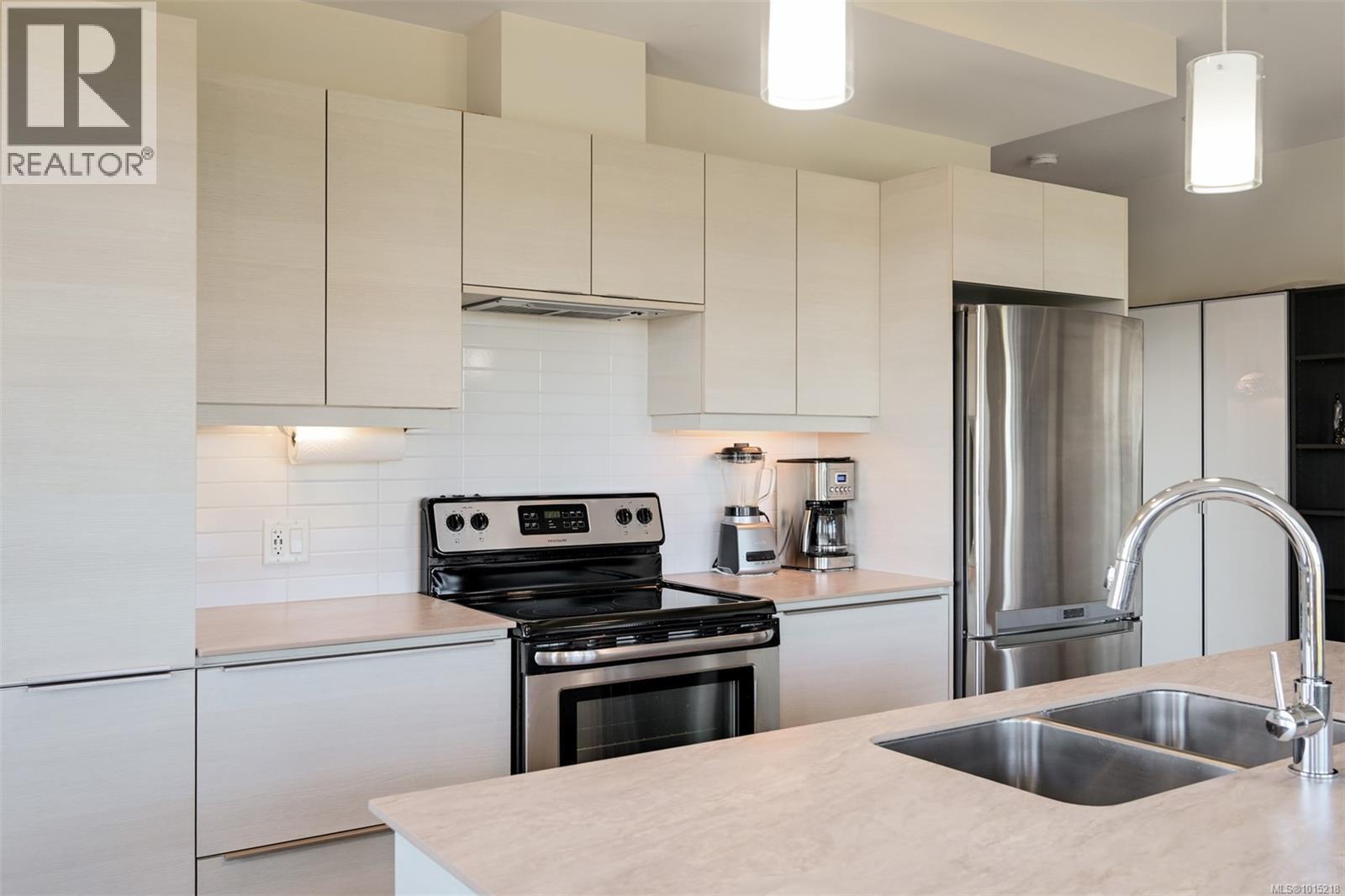 407 3815 Rowland Avenue, Saanich