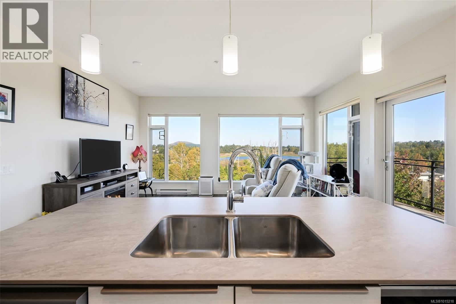 407 3815 Rowland Avenue, Saanich