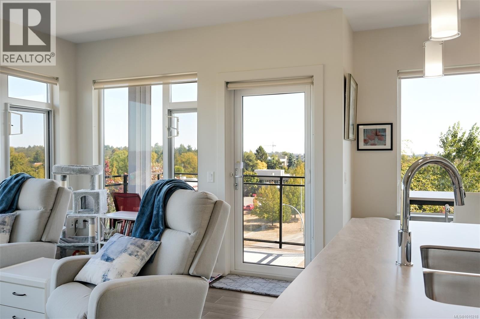 407 3815 Rowland Avenue, Saanich