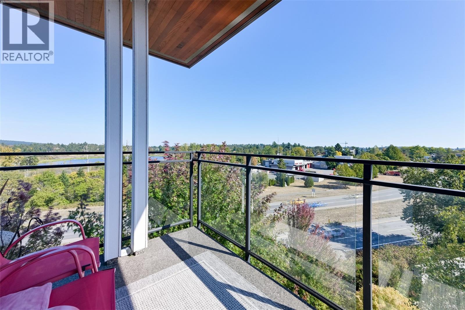407 3815 Rowland Avenue, Saanich
