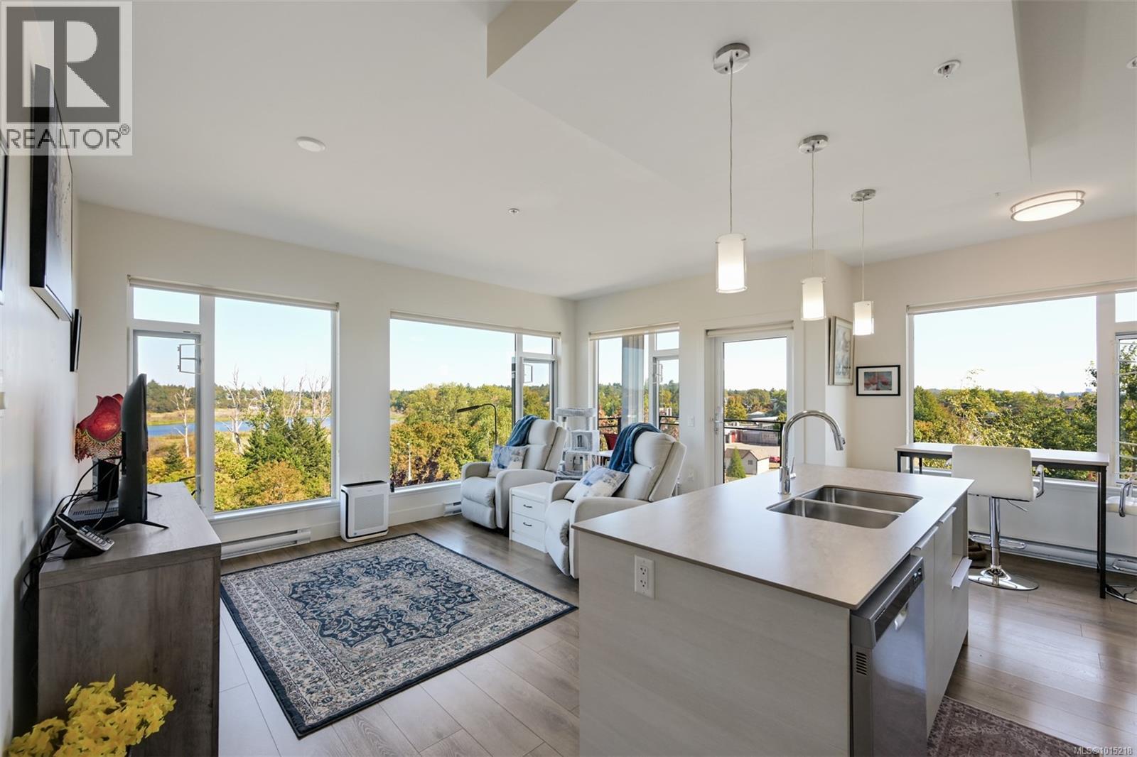 407 3815 Rowland Avenue, Saanich