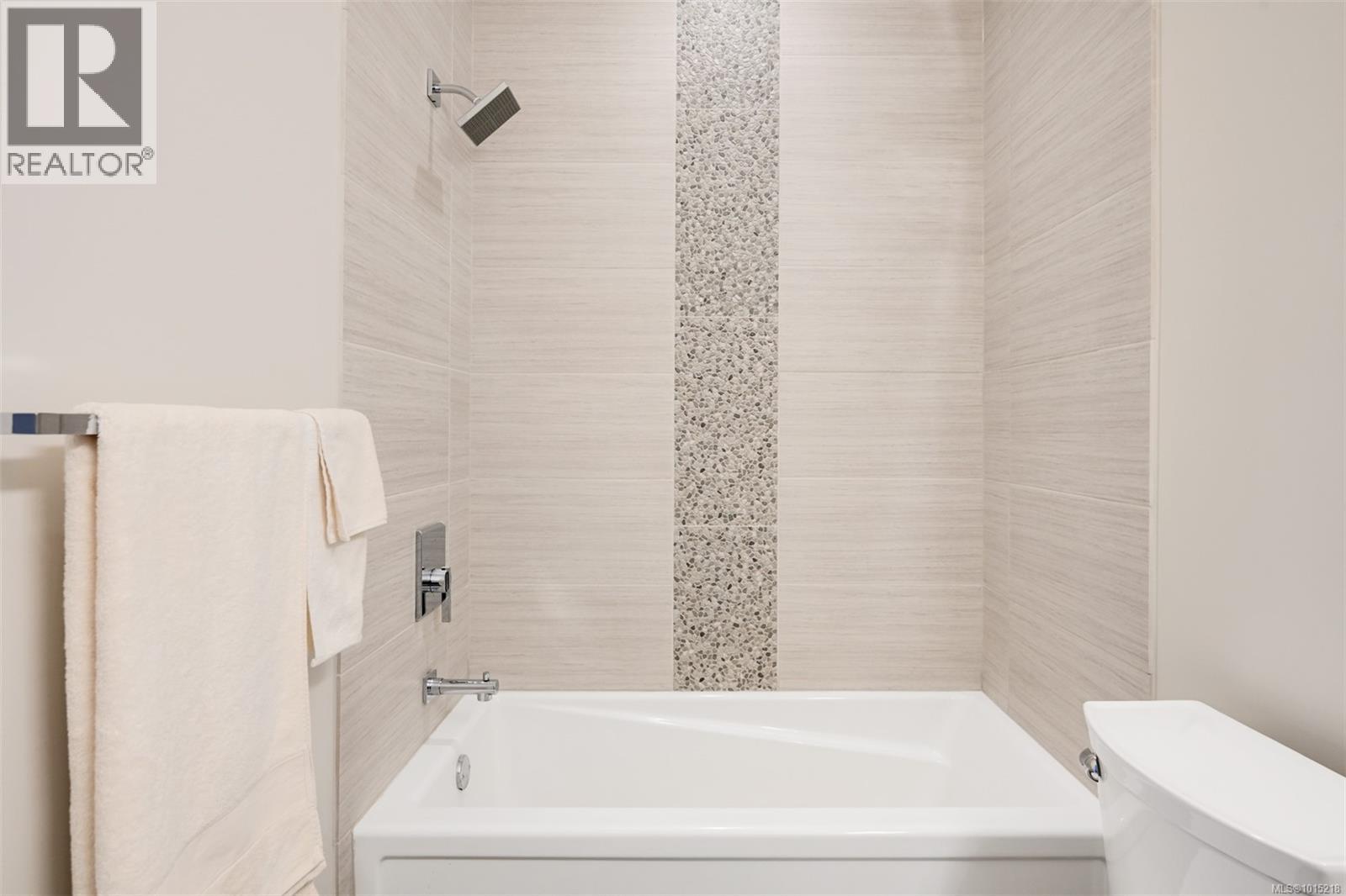 407 3815 Rowland Avenue, Saanich