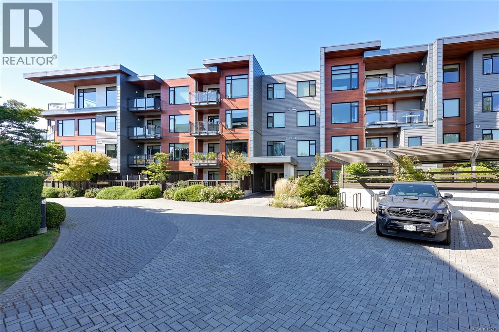 407 3815 Rowland Avenue, Saanich