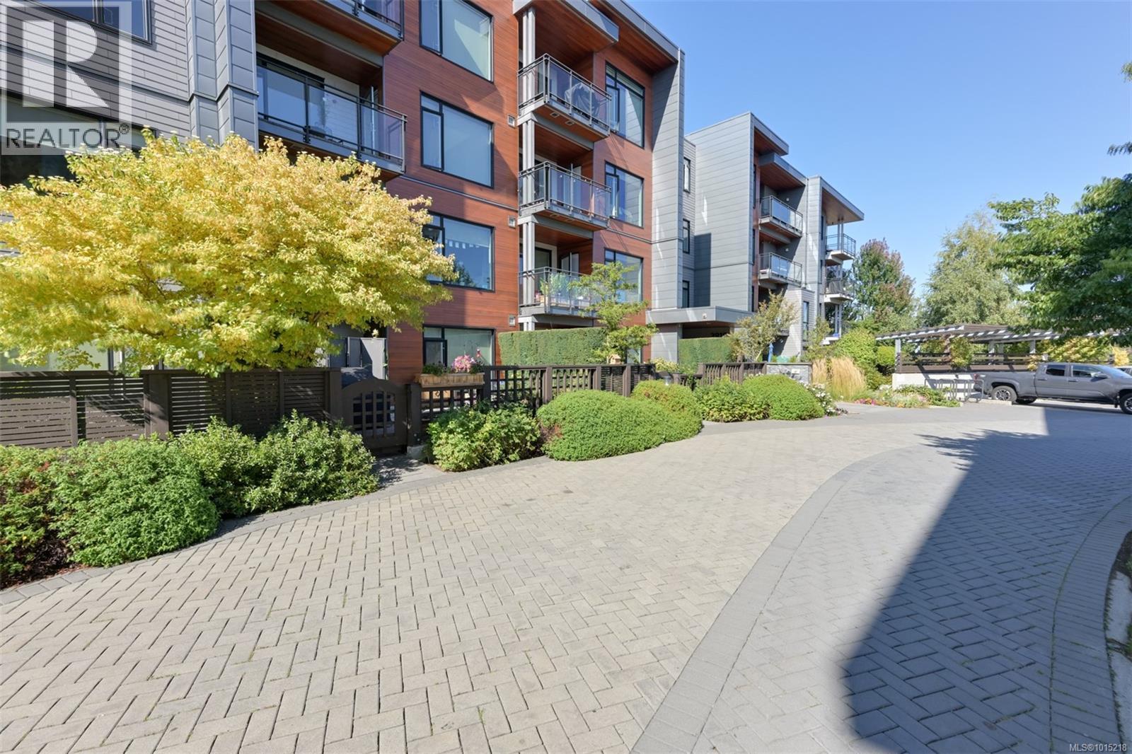 407 3815 Rowland Avenue, Saanich