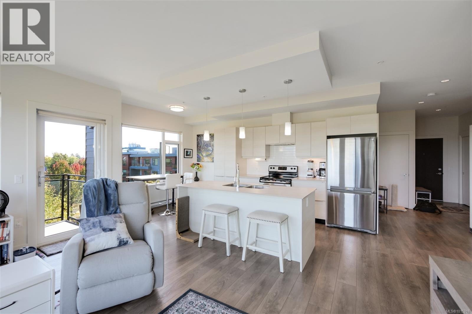407 3815 Rowland Avenue, Saanich