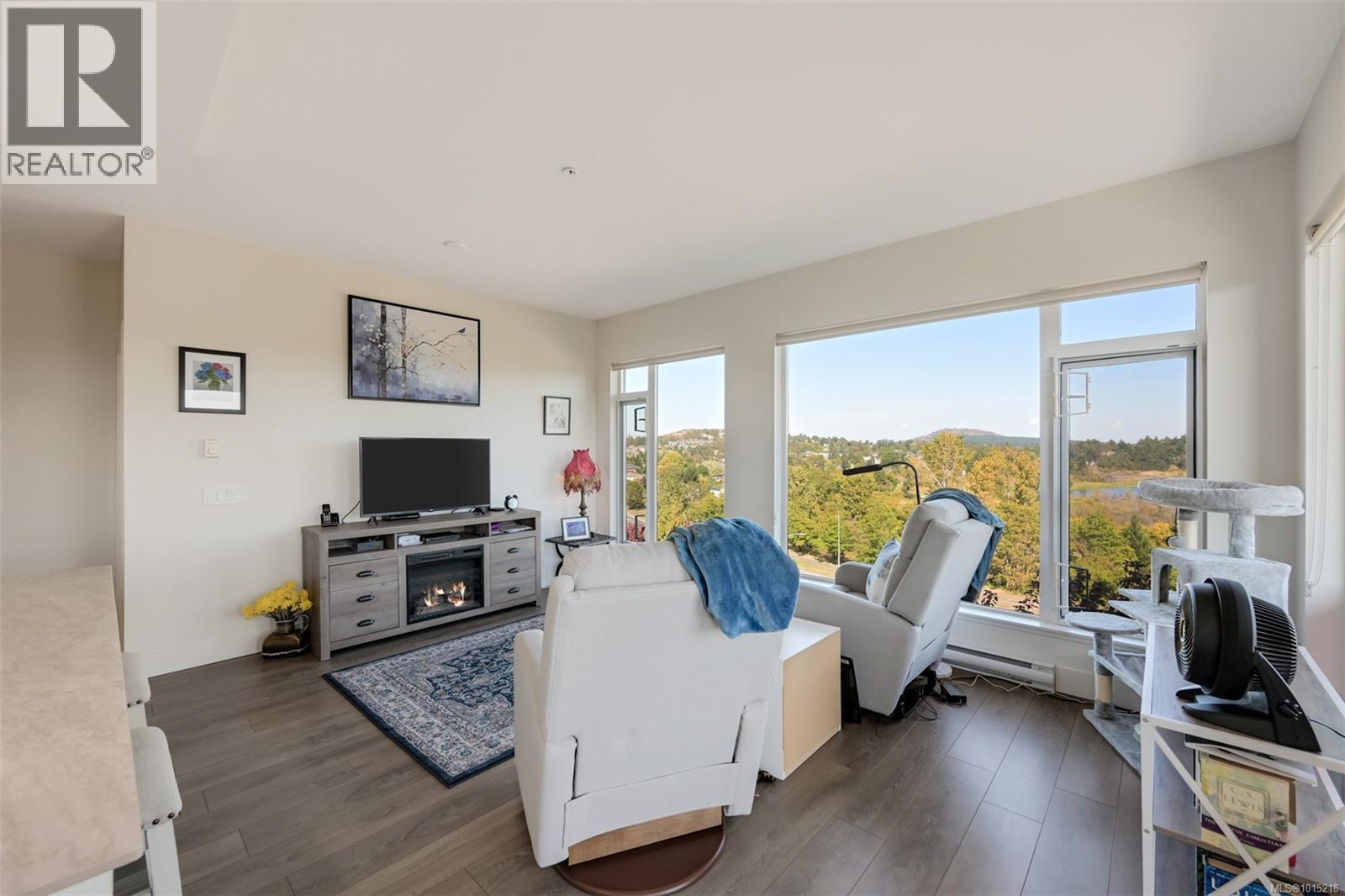 407 3815 Rowland Avenue, Saanich