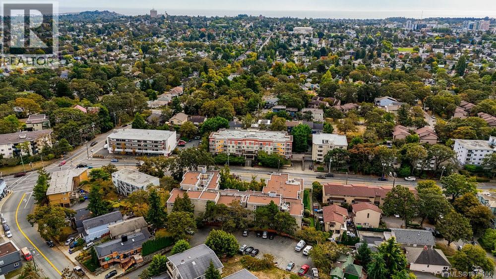 PH 5 1371 Hillside Avenue, Victoria
