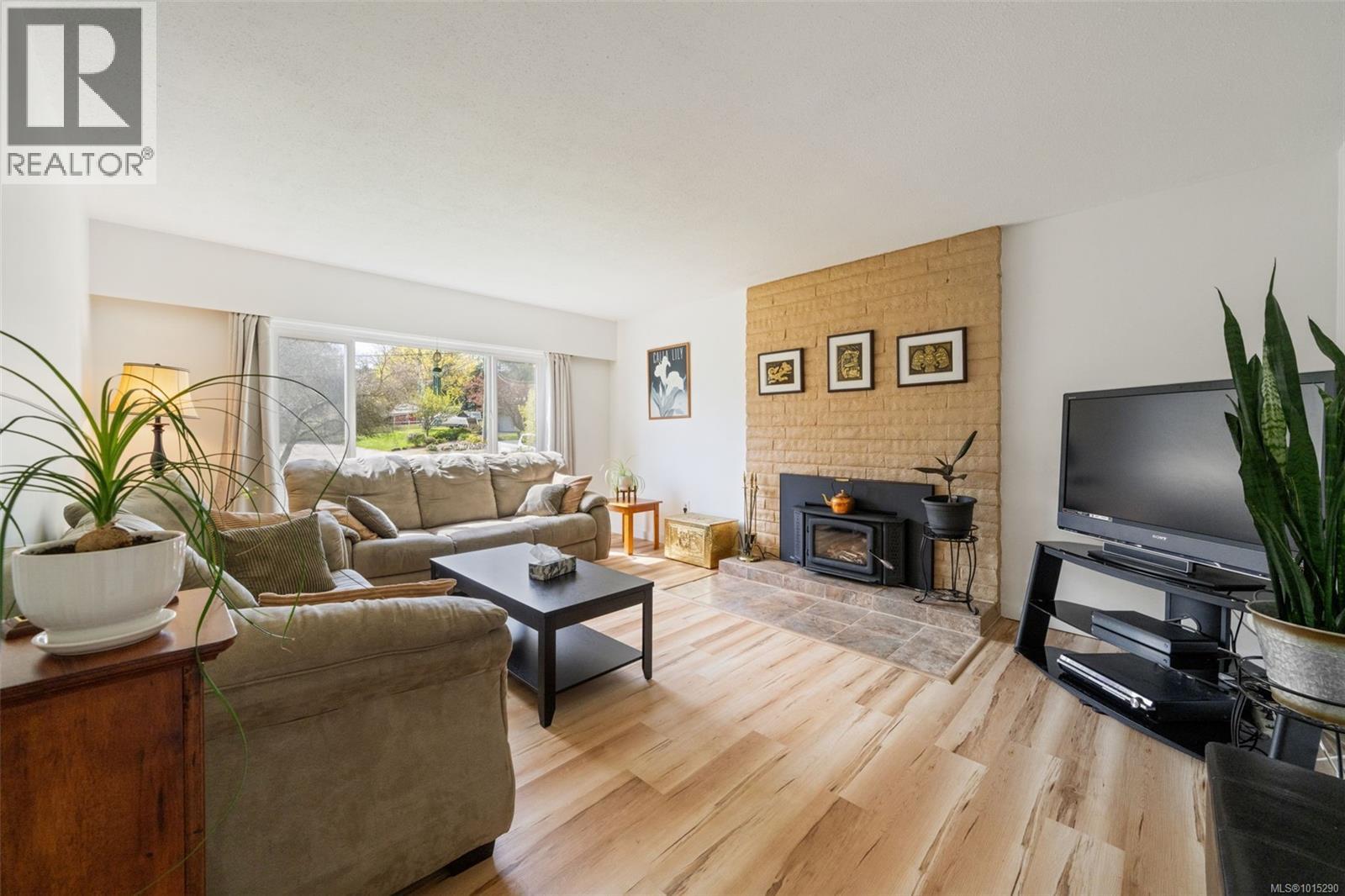  2498 Meadowland Drive, Central Saanich