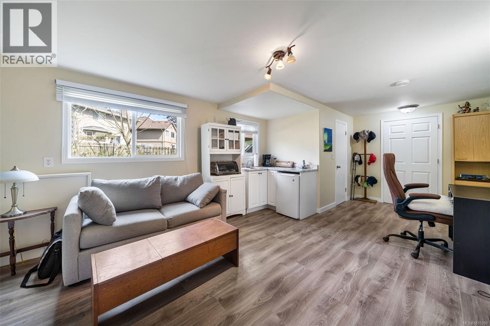  2498 Meadowland Drive, Central Saanich