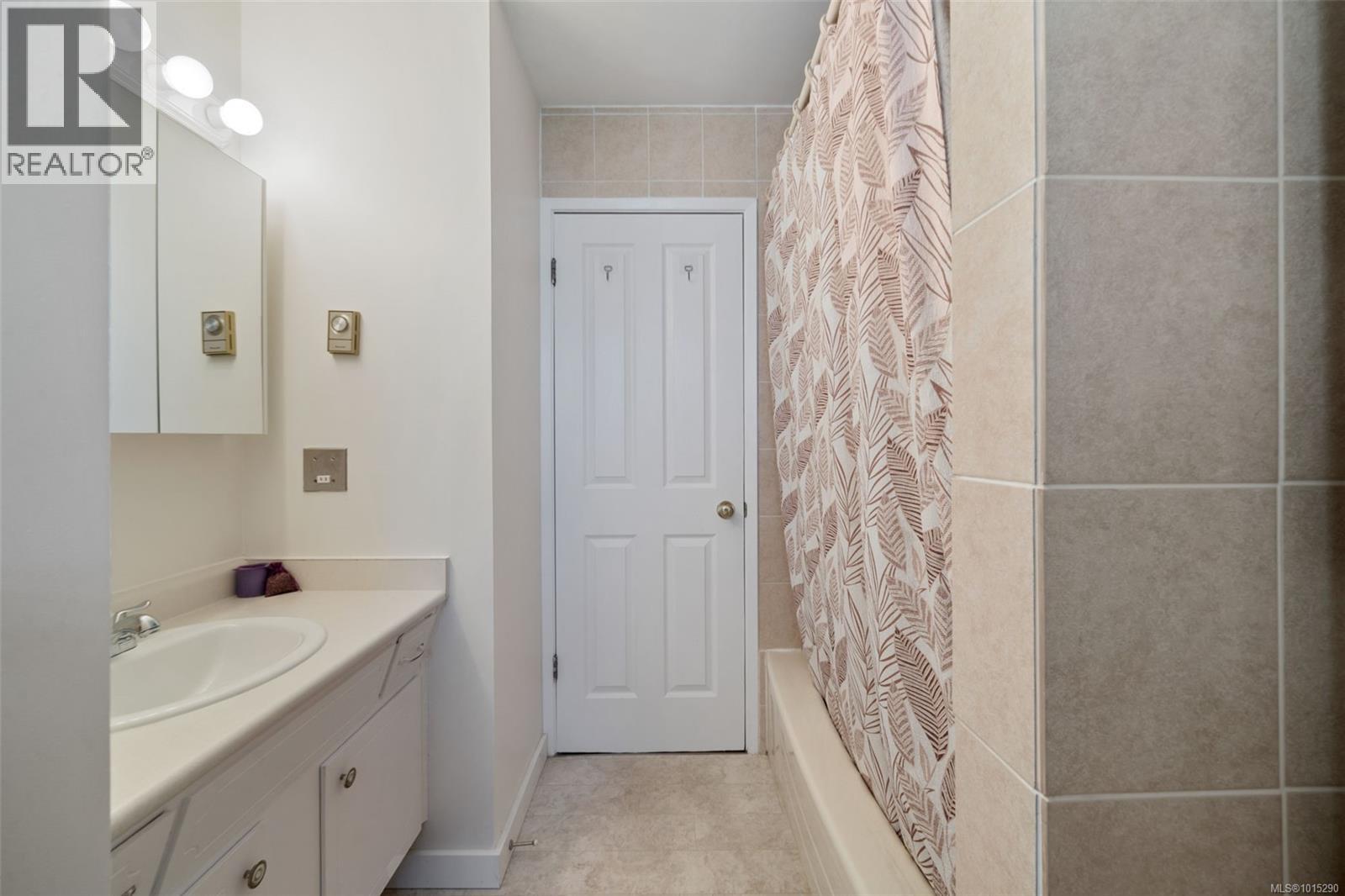  2498 Meadowland Drive, Central Saanich