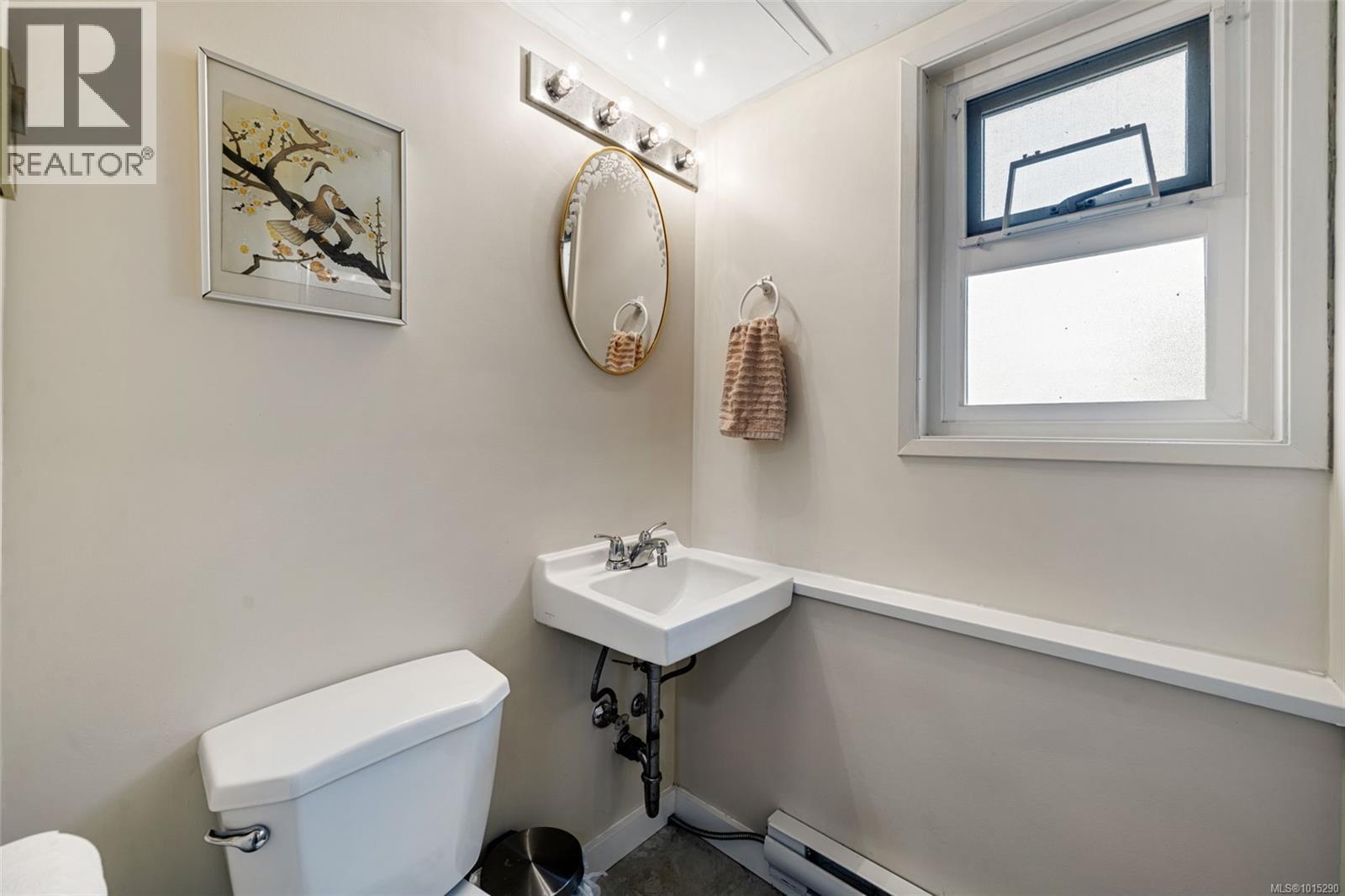  2498 Meadowland Drive, Central Saanich