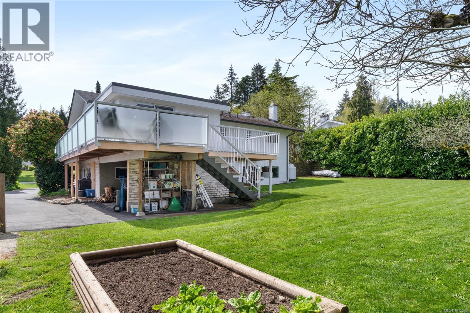  2498 Meadowland Drive, Central Saanich