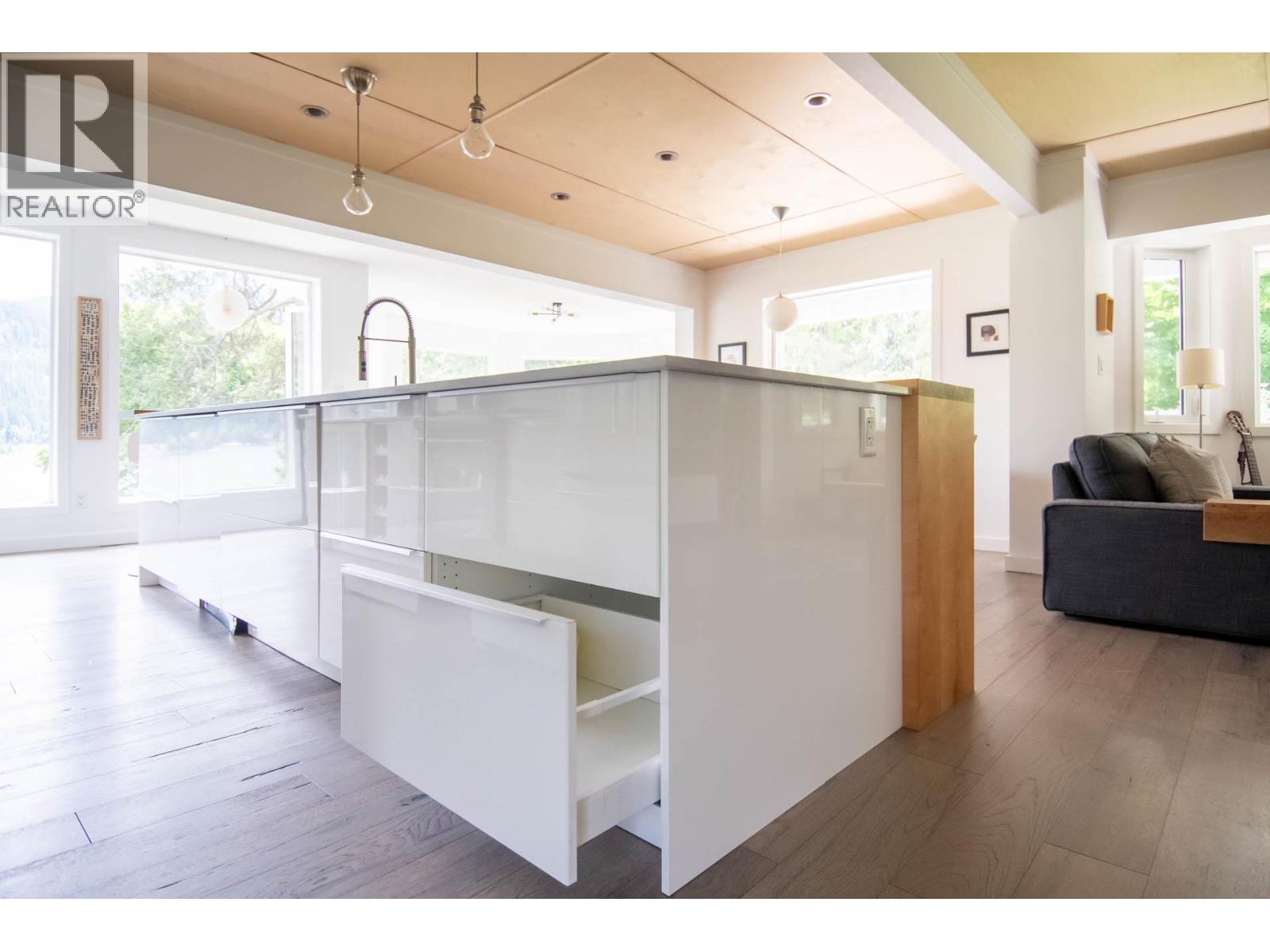 4161 HEROUX Road, Nelson