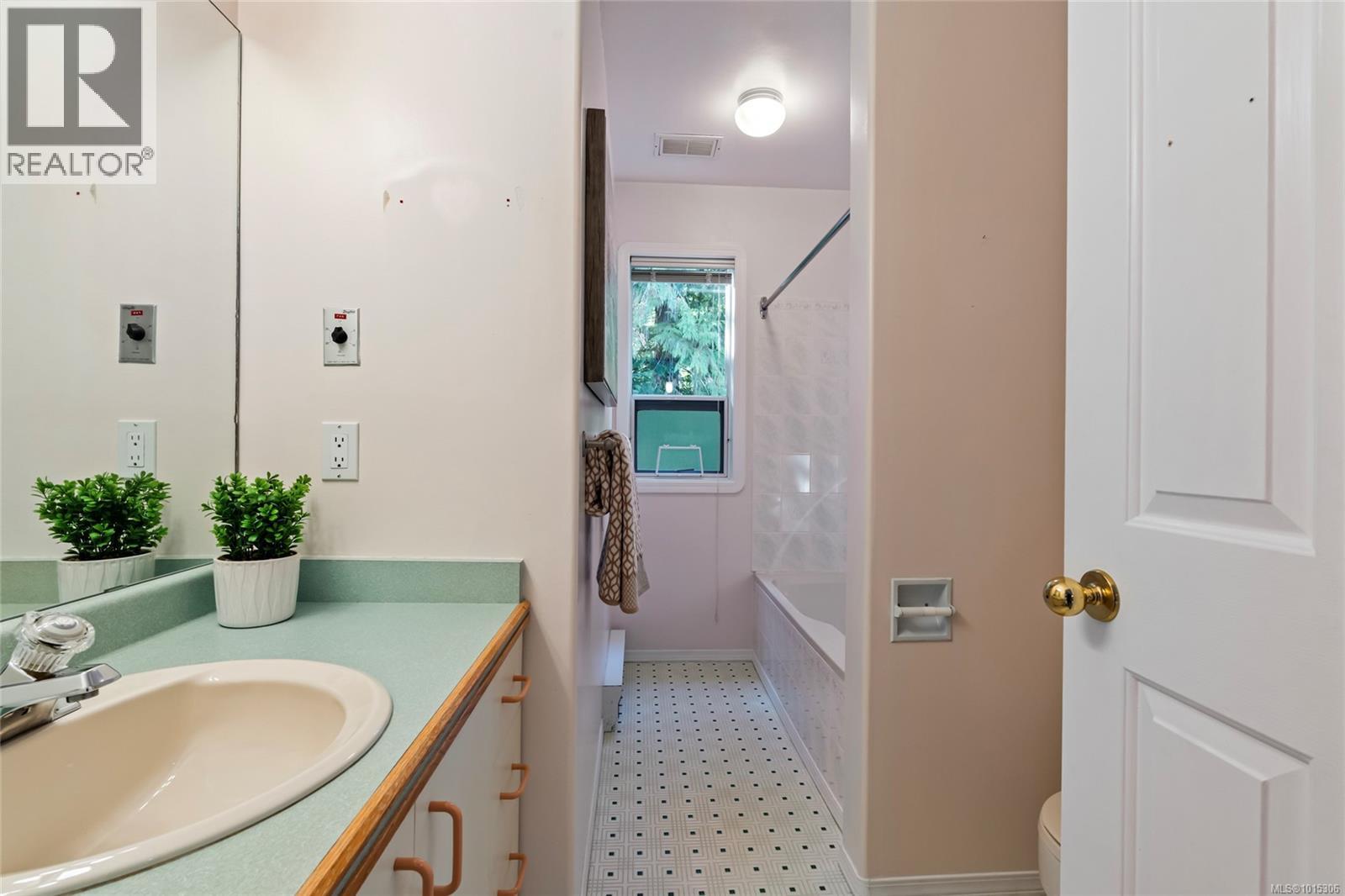  1575 Dean Park Road, North Saanich