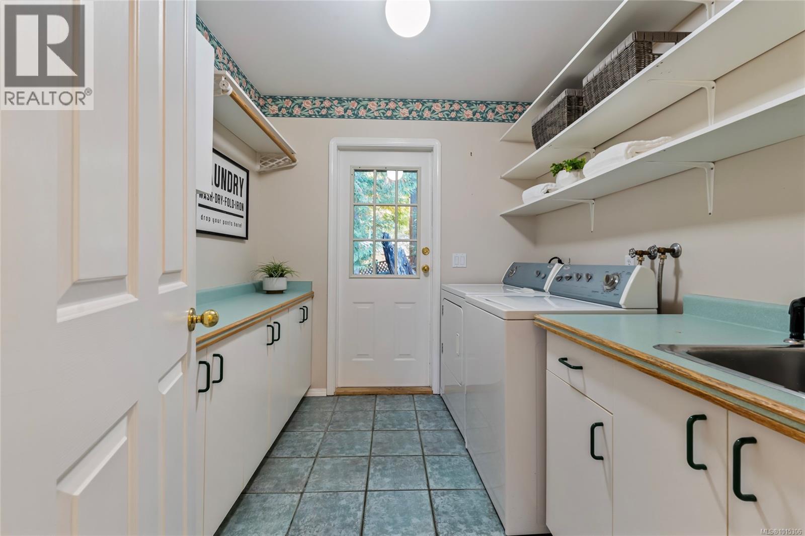  1575 Dean Park Road, North Saanich