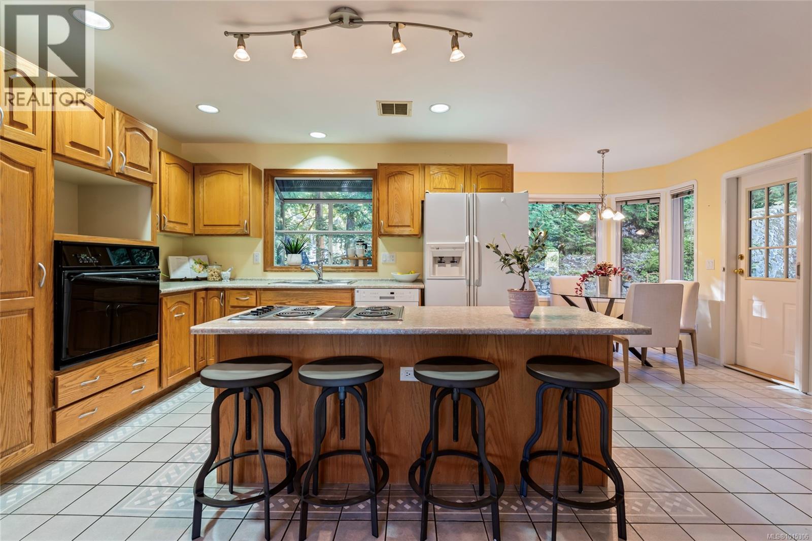  1575 Dean Park Road, North Saanich