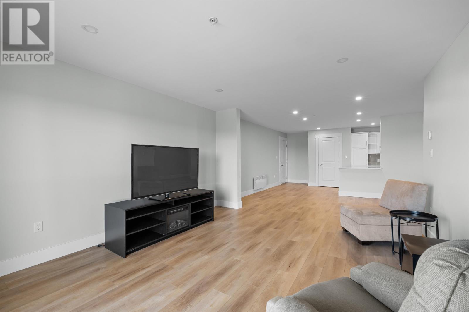 #303 18 GILBERT DRIVE - 32