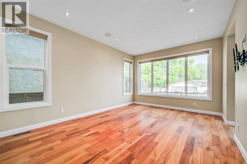 Single Family House for Sale in   Avenue NW Bowness Calgary 
