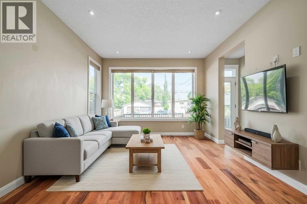 Single Family House for Sale in   Avenue NW Bowness Calgary 
