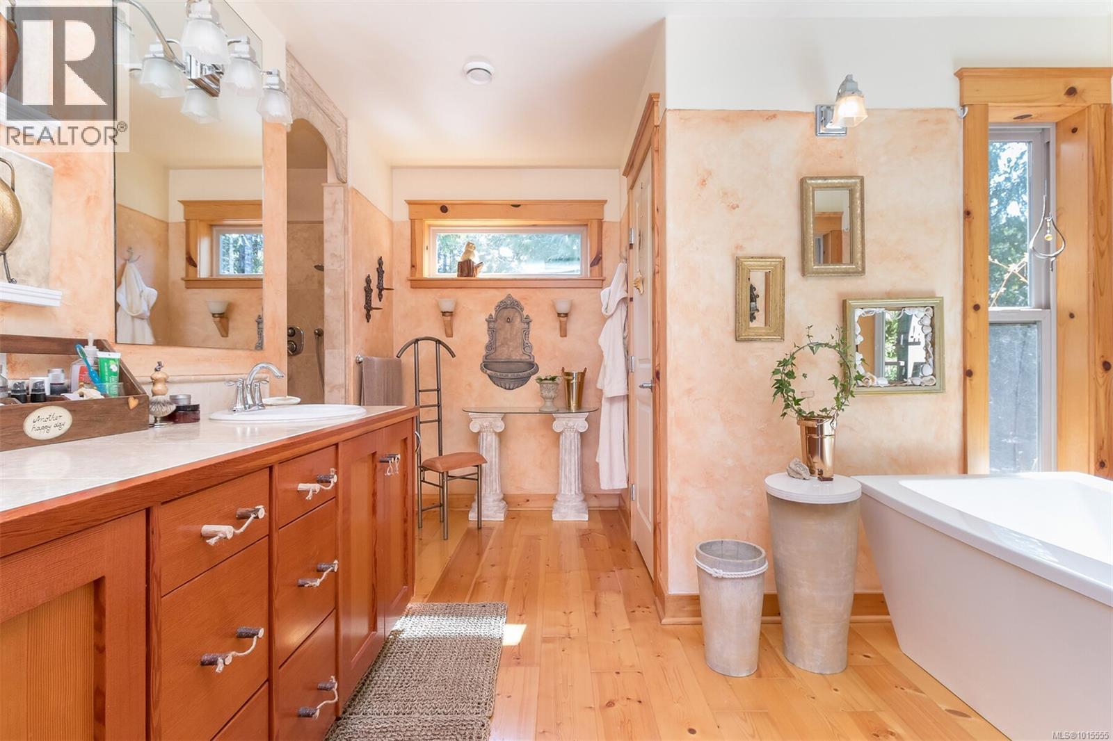 1860 Ashling Rd, Qualicum Beach