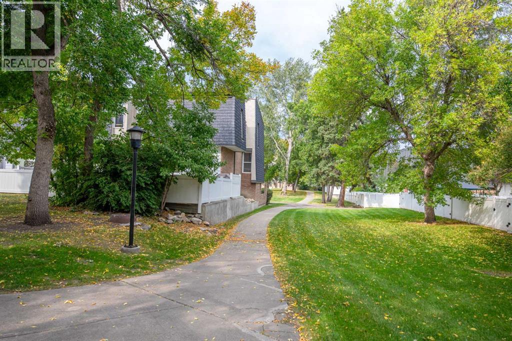 Single Family House 4 Level for Sale in  Brae Glen Road SW Braeside Calgary 