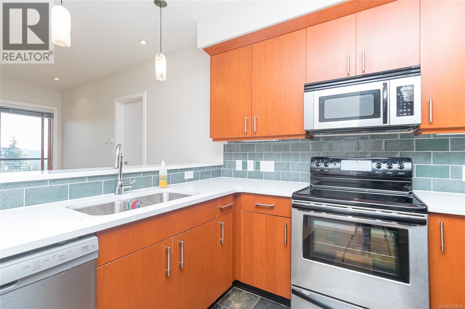 303 1325 Bear Mountain Parkway, Langford