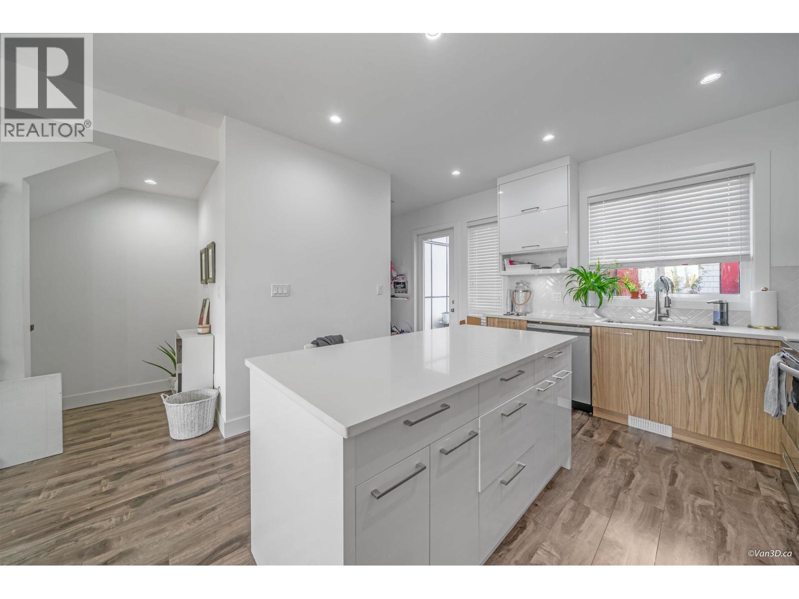 102 3423 ROXTON AVENUE, Coquitlam