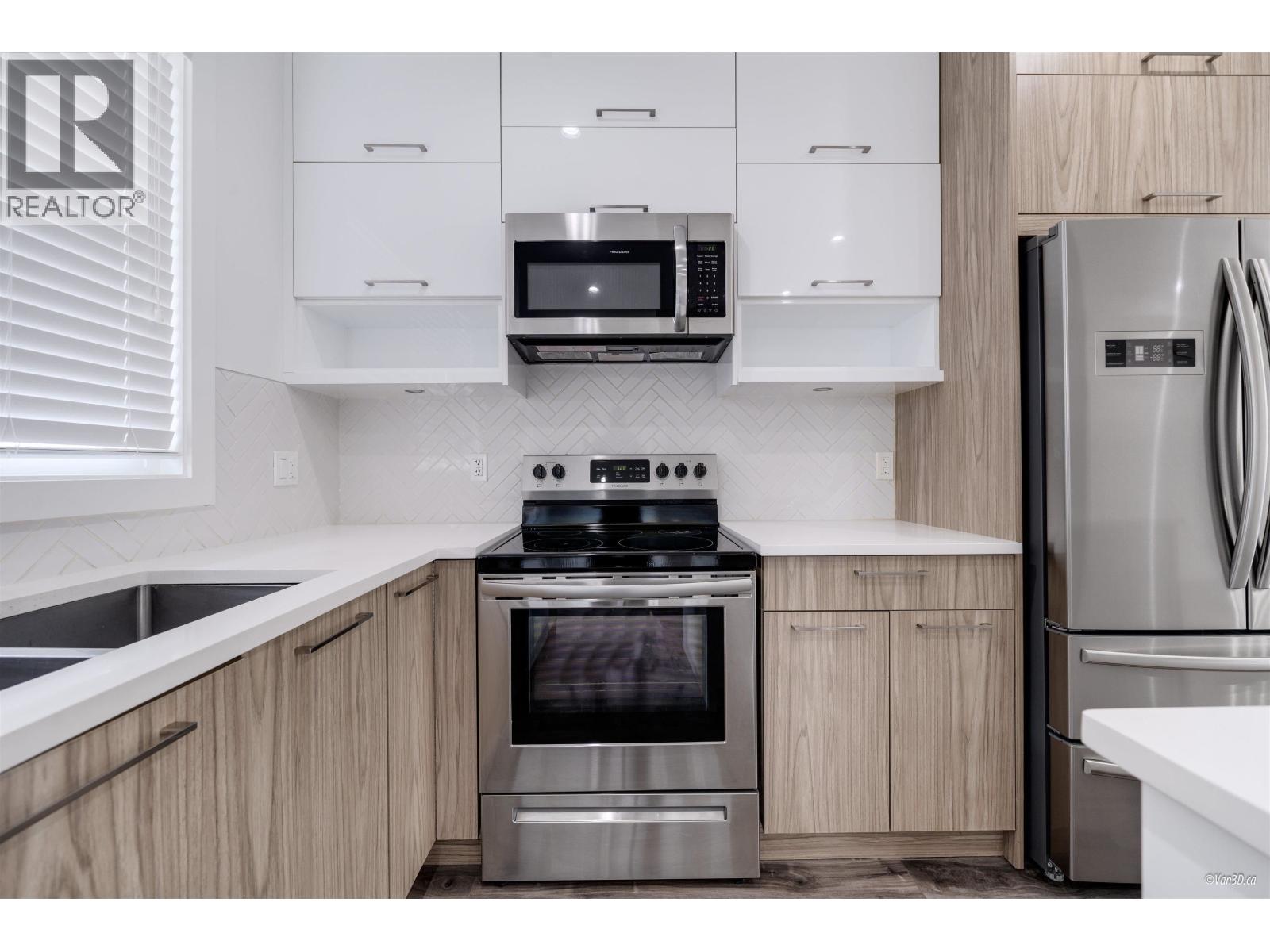 102 3423 ROXTON AVENUE, Coquitlam