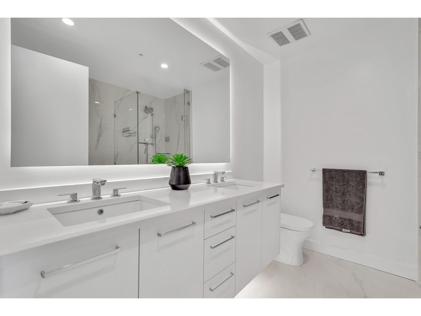 2305 1588 JOHNSTON ROAD, White Rock