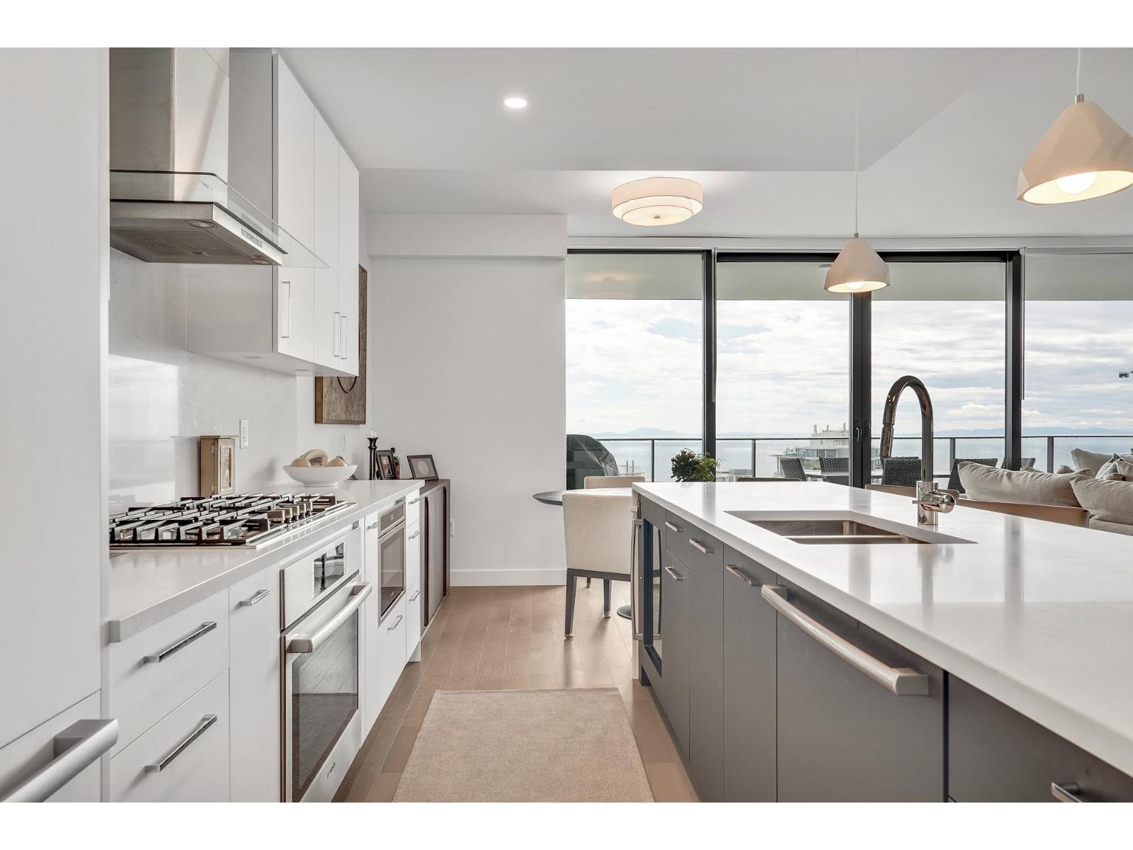 2305 1588 JOHNSTON ROAD, White Rock