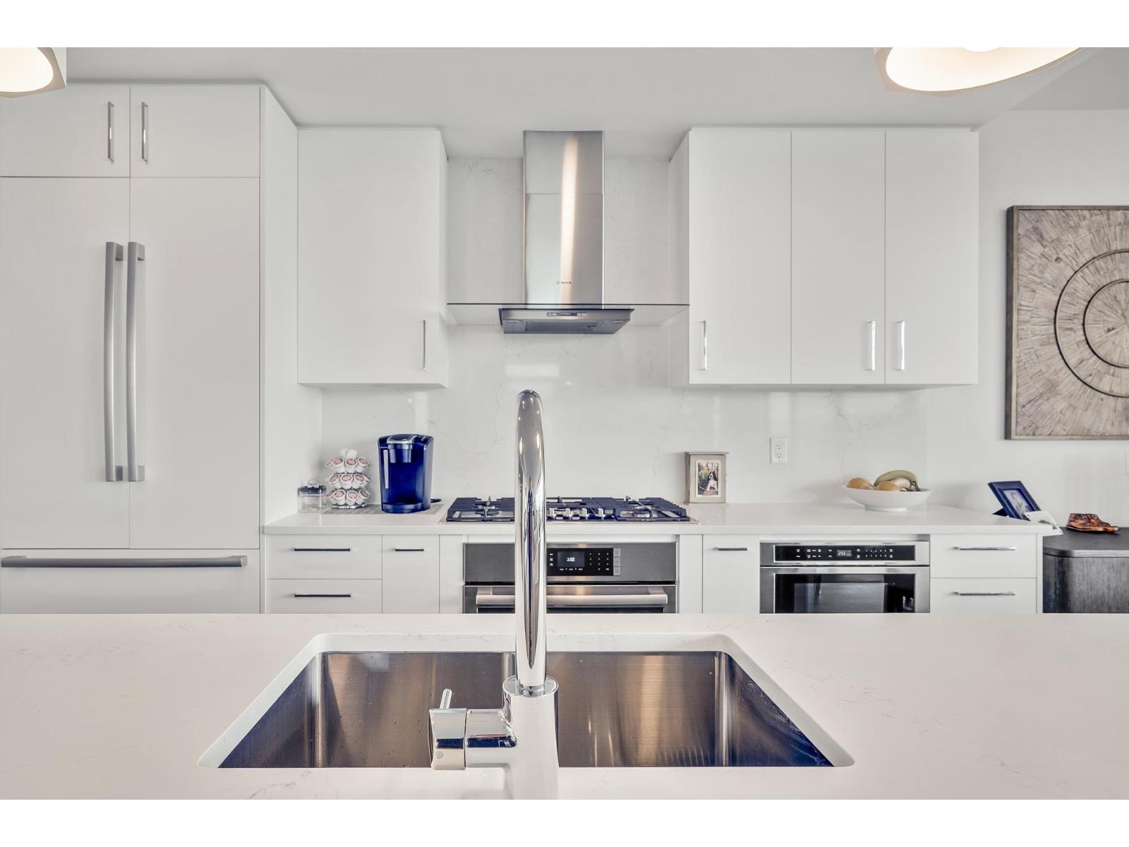 2305 1588 JOHNSTON ROAD, White Rock