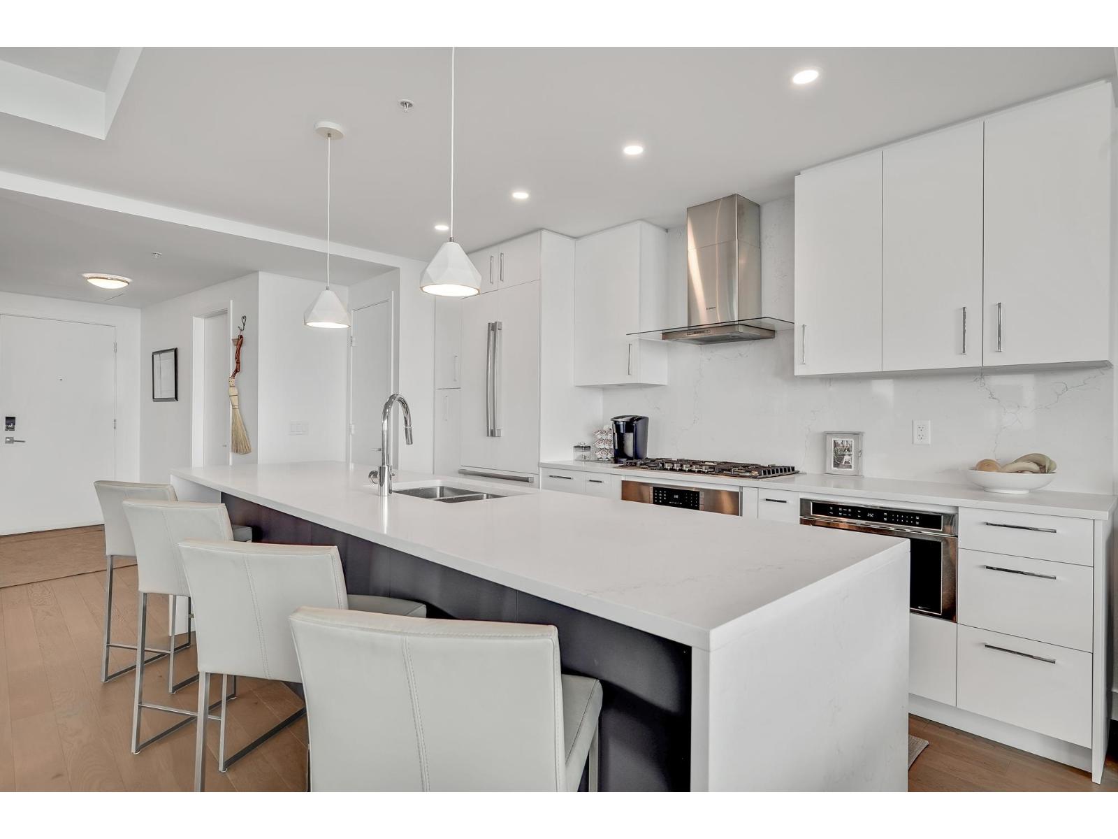 2305 1588 JOHNSTON ROAD, White Rock