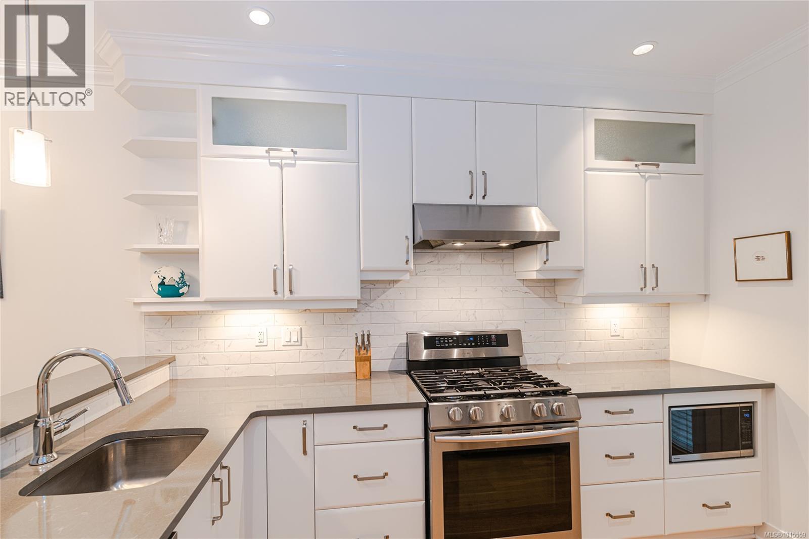 16 675 Superior Street, Victoria