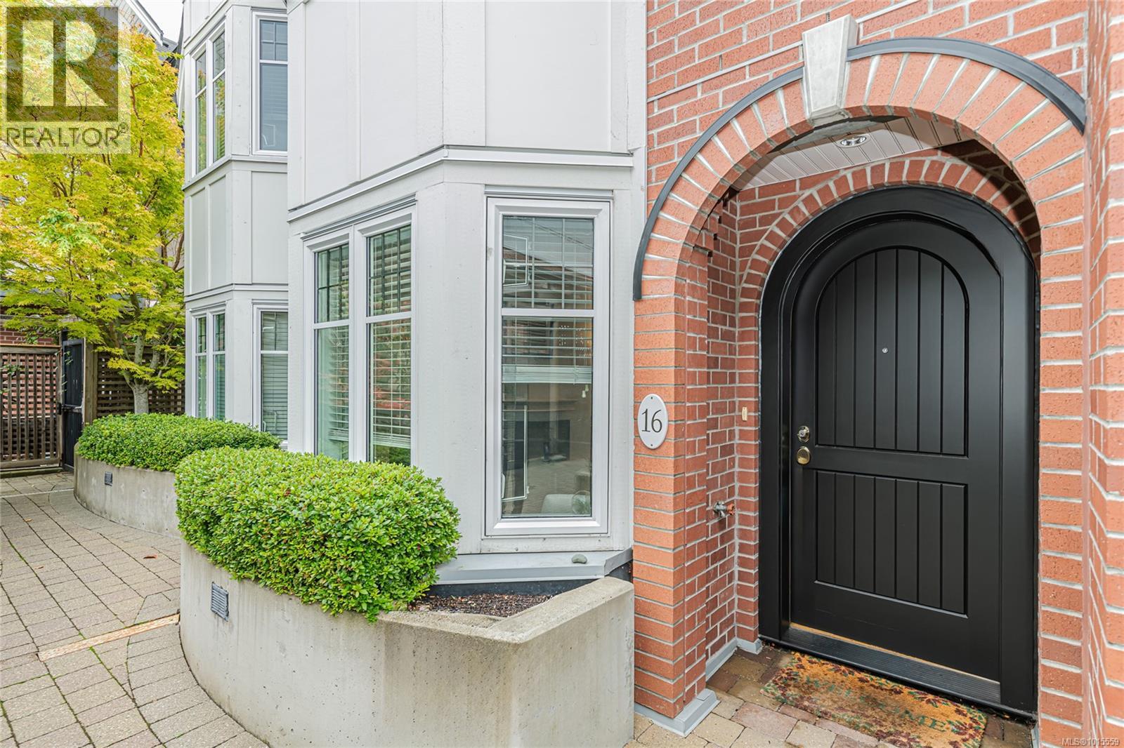 16 675 Superior Street, Victoria