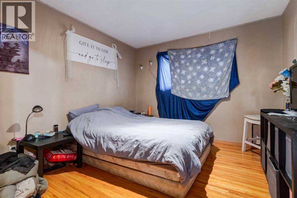 Single Family House Bi-level for Sale in  Bowcliffe Crescent NW Bowness Calgary 