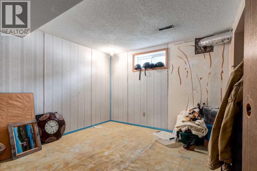 Single Family House Bi-level for Sale in  Bowcliffe Crescent NW Bowness Calgary 