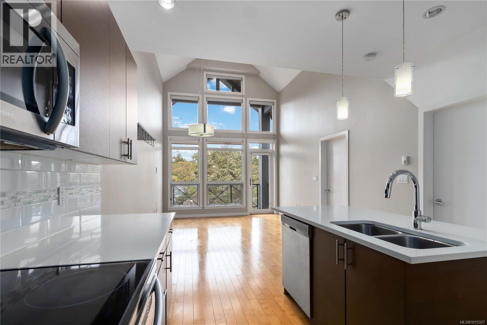 608 924 Esquimalt Road, Esquimalt
