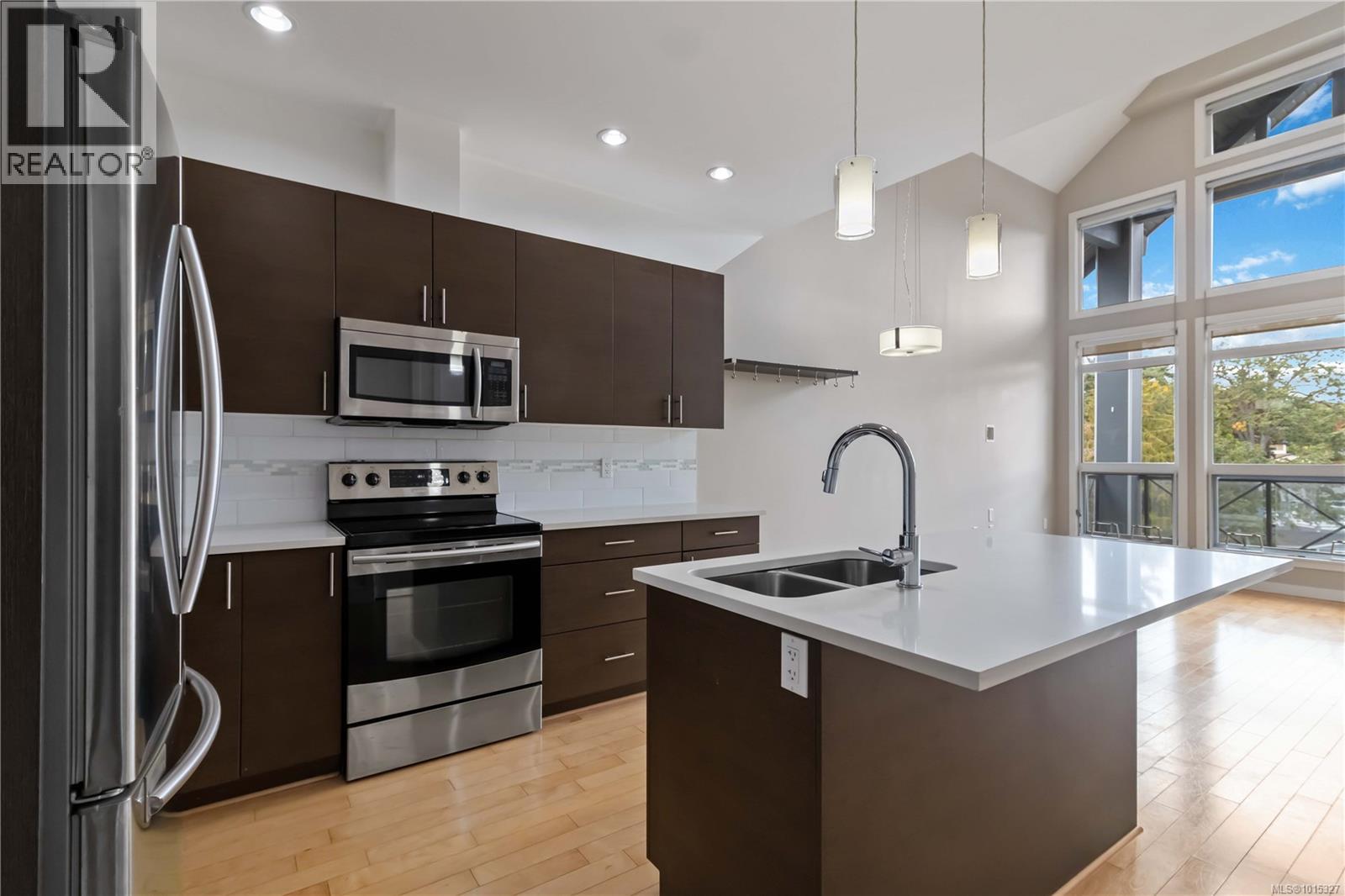 608 924 Esquimalt Road, Esquimalt