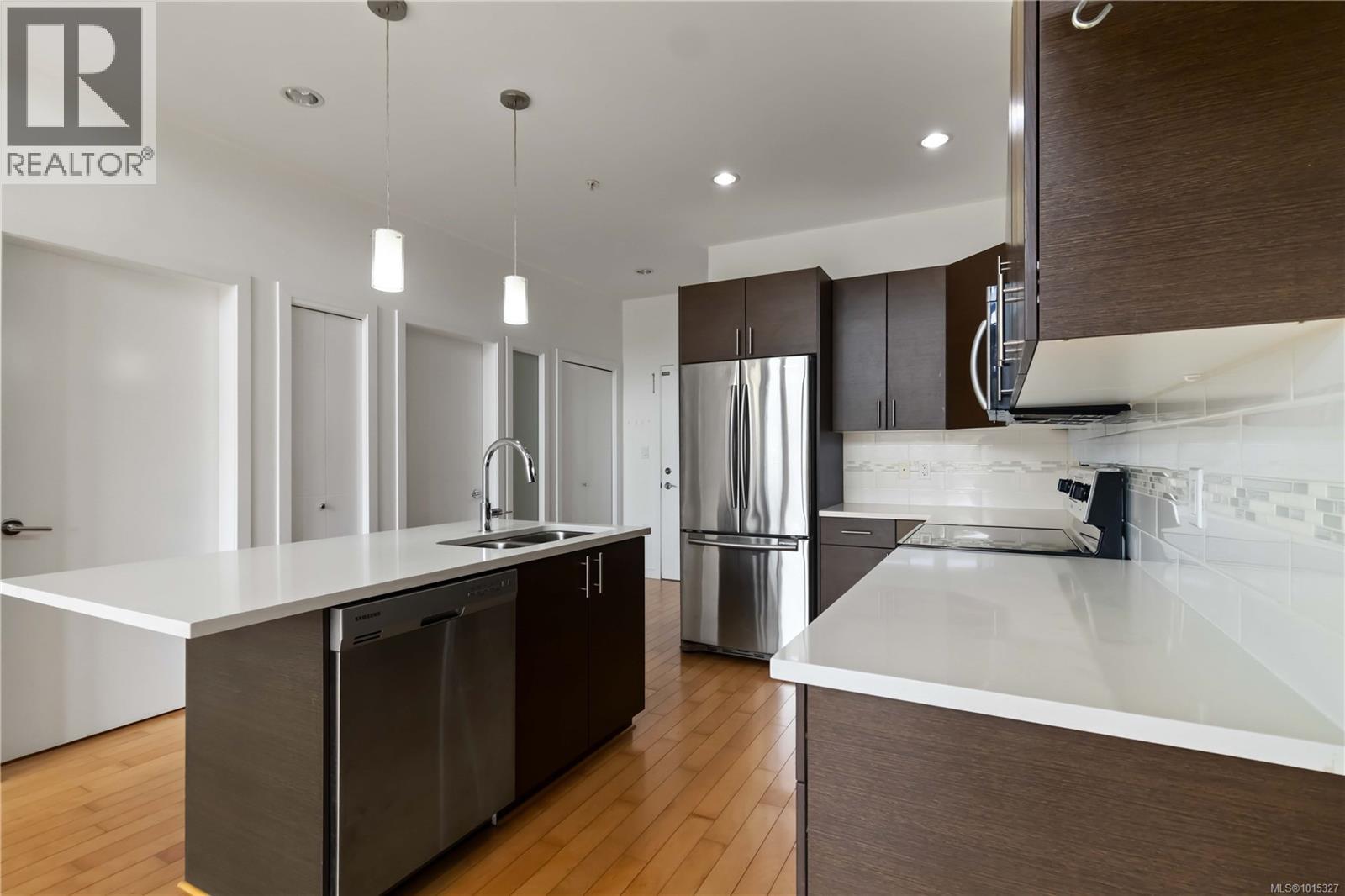 608 924 Esquimalt Road, Esquimalt