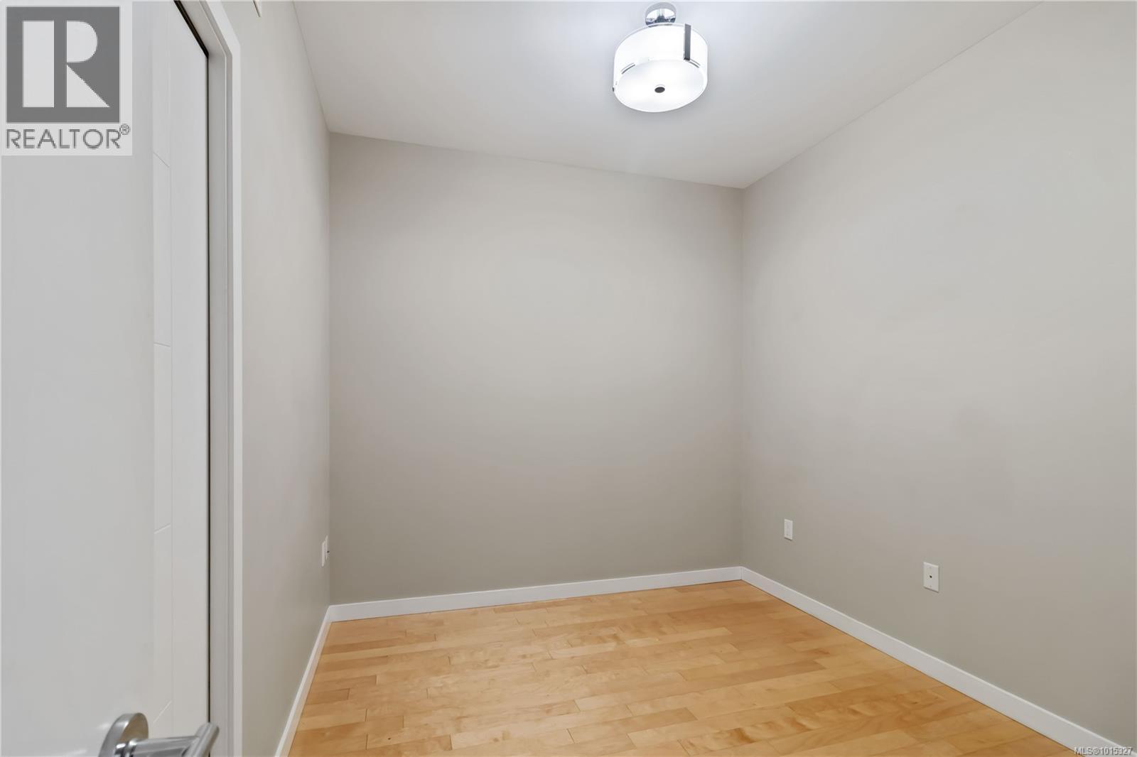608 924 Esquimalt Road, Esquimalt