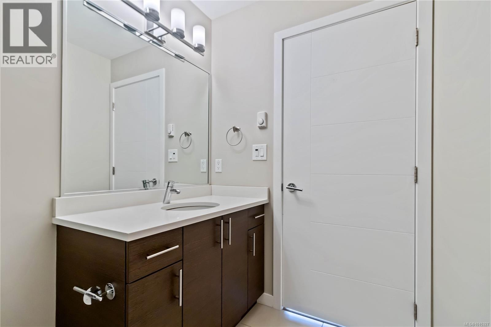 608 924 Esquimalt Road, Esquimalt