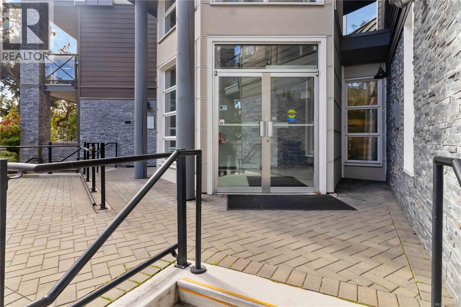 608 924 Esquimalt Road, Esquimalt