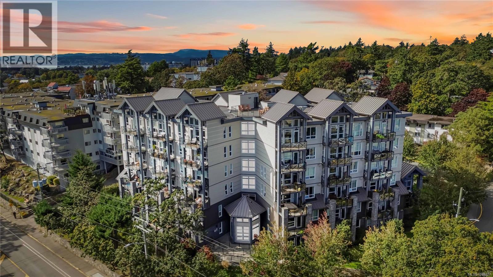 608 924 Esquimalt Road, Esquimalt
