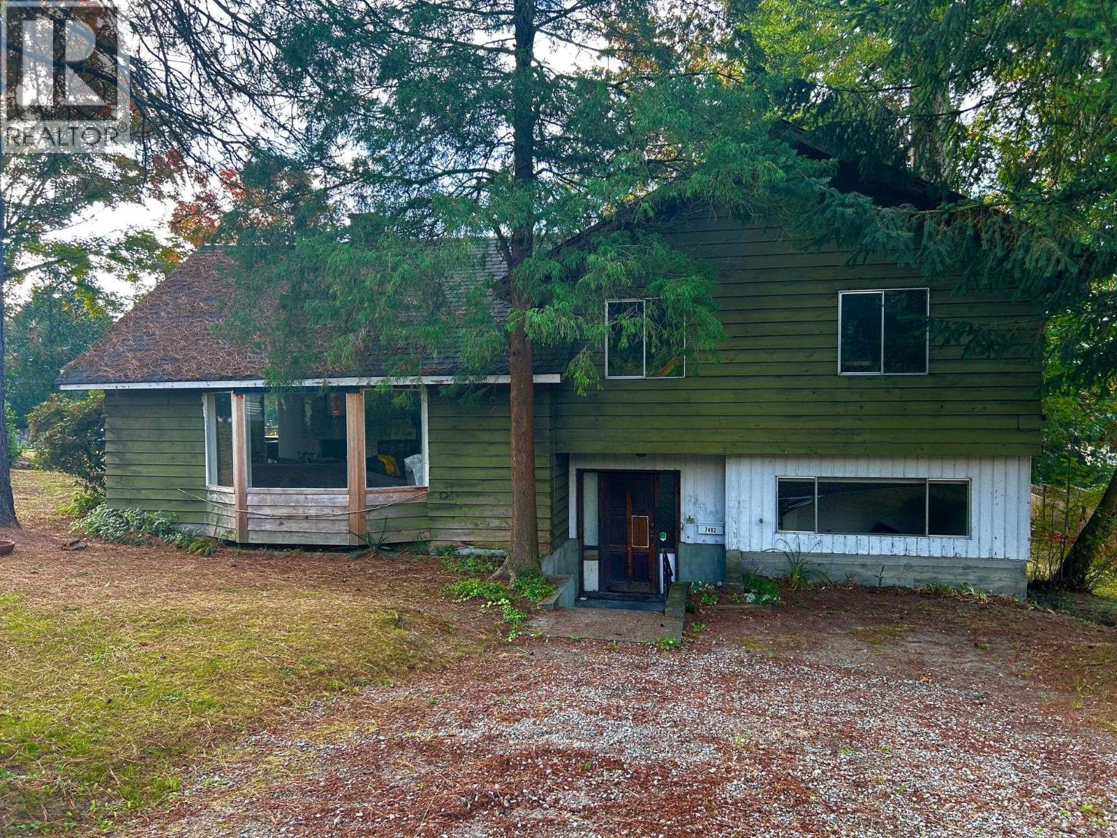 7492 BROADWAY, Burnaby