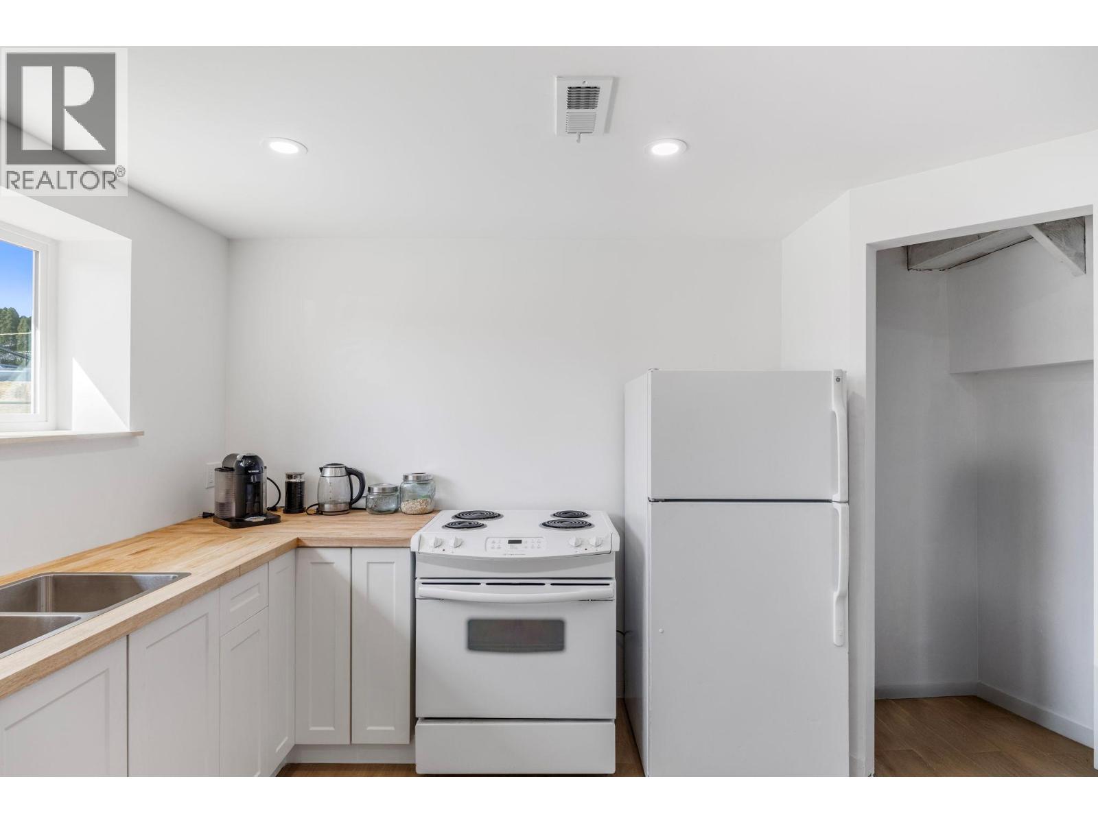  1224 Lawson Avenue, Kelowna