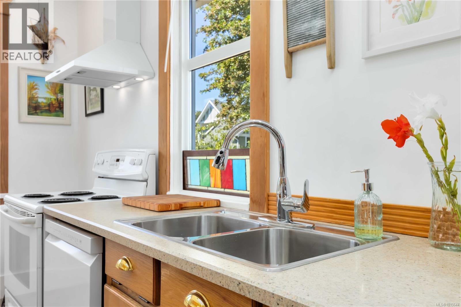  149 Maddock Avenue West, Saanich